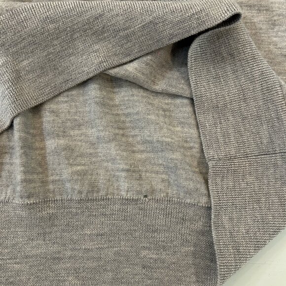 COS V- neck fine knitted merino wool sweater. - Picture 5 of 9